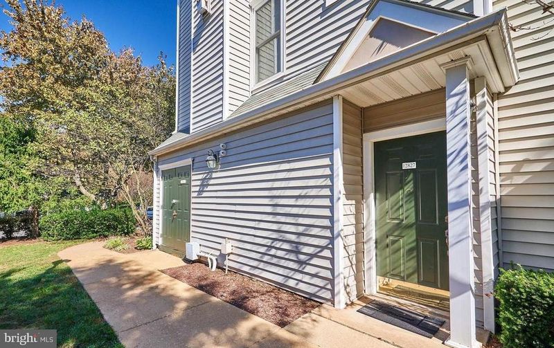 12827 Fair Briar Ln #12827, Fairfax, VA 22033