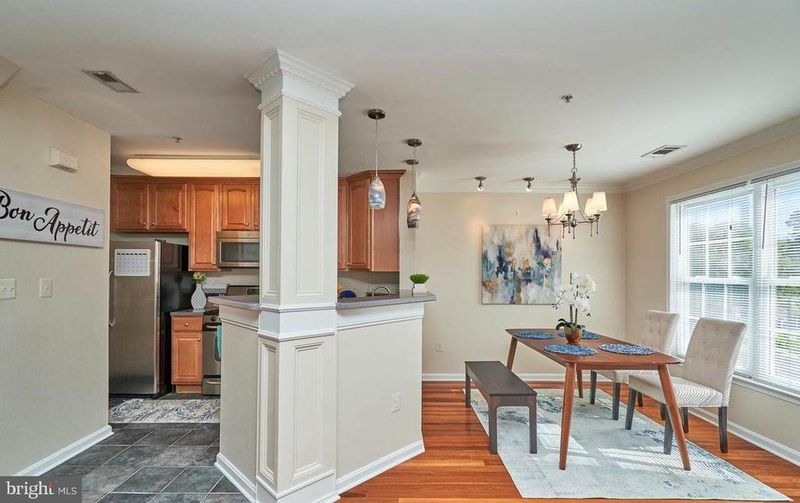 12827 Fair Briar Ln #12827, Fairfax, VA 22033