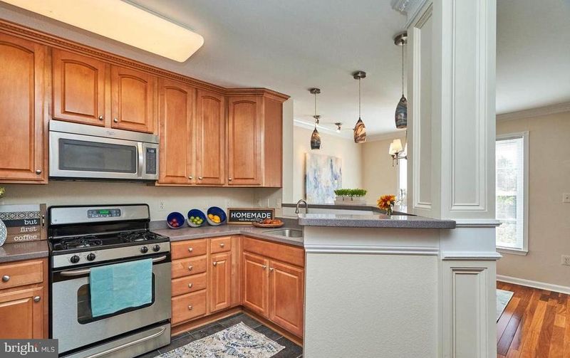12827 Fair Briar Ln #12827, Fairfax, VA 22033