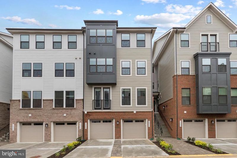 2400 Stella Pl, Alexandria, VA 22303