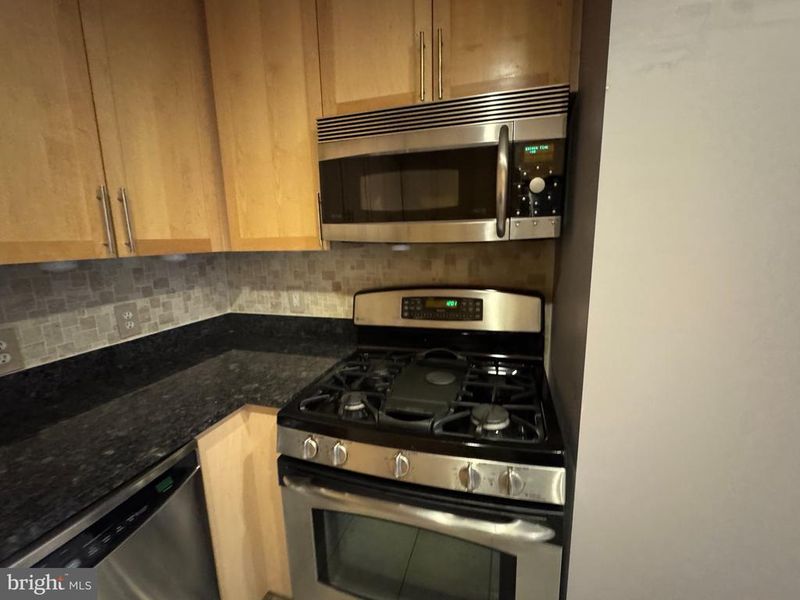820 N Pollard St #415, Arlington, VA 22203
