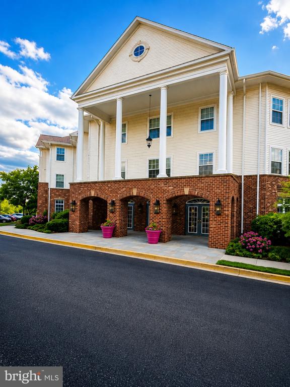6640 Lake Park Dr #208, Greenbelt, MD 20770