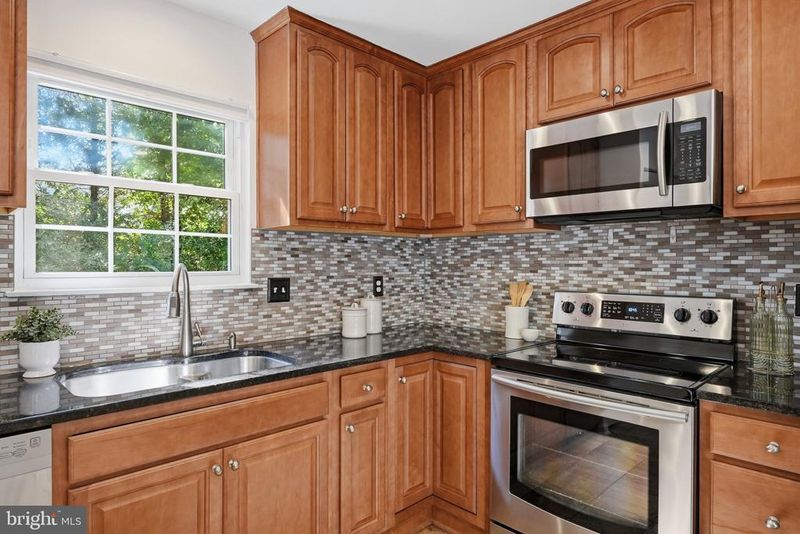 6815 Malton Ct, Centreville, VA 20121