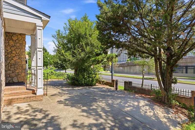 2506 S Eads St, Arlington, VA 22202
