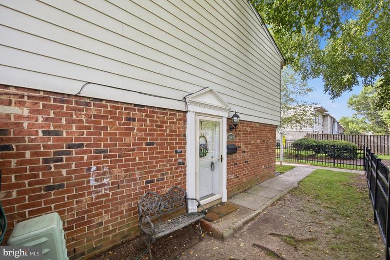 2108 Ferguson Pl, Herndon, VA 20170