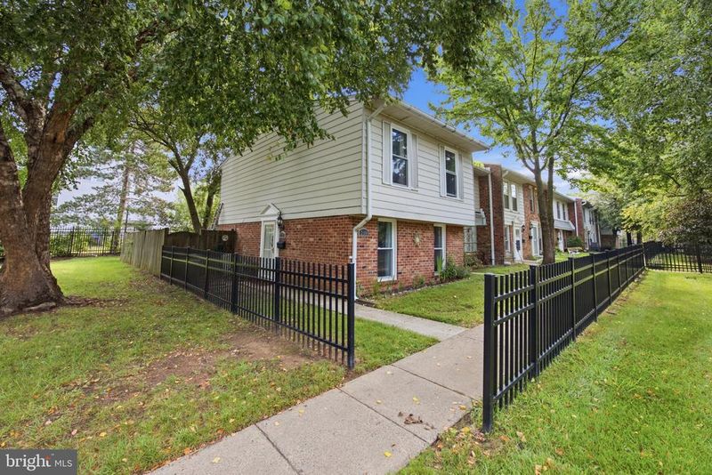2108 Ferguson Pl, Herndon, VA 20170