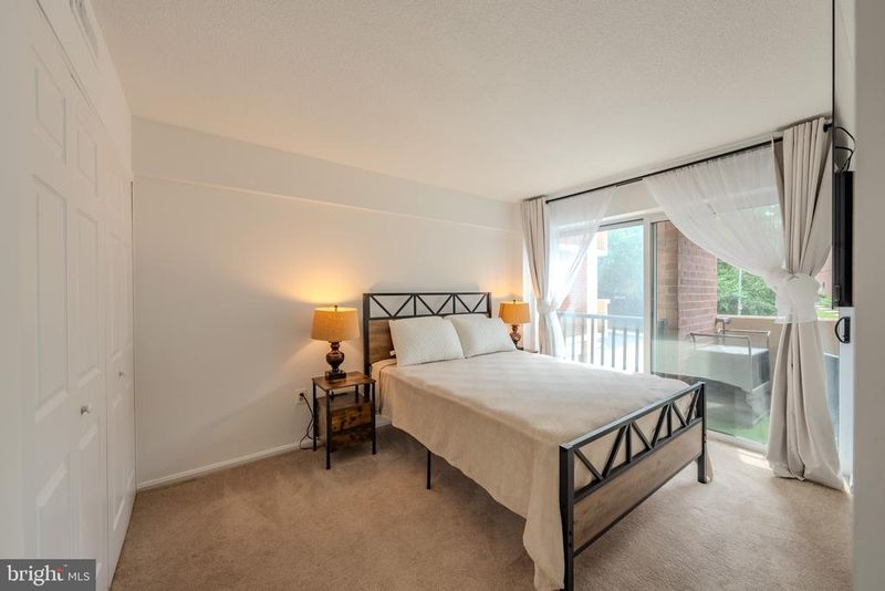 1300 Army Navy Dr #118, Arlington, VA 22202