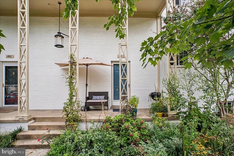 1600 Ripon Pl, Alexandria, VA 22302