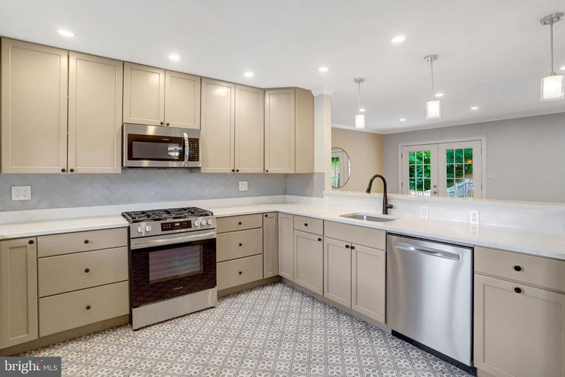 6612 Cottonwood Dr, Alexandria, VA 22310