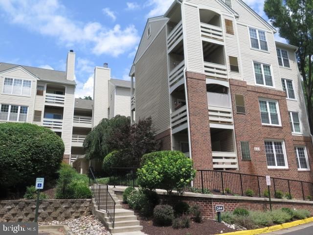 244 S Reynolds St #203, Alexandria, VA 22304