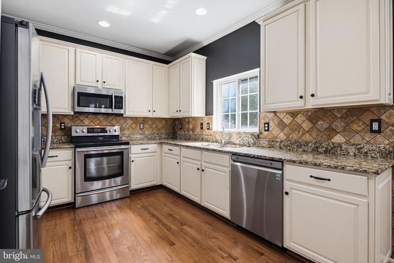 4 Summit Ridge Ct, Germantown, MD 20874