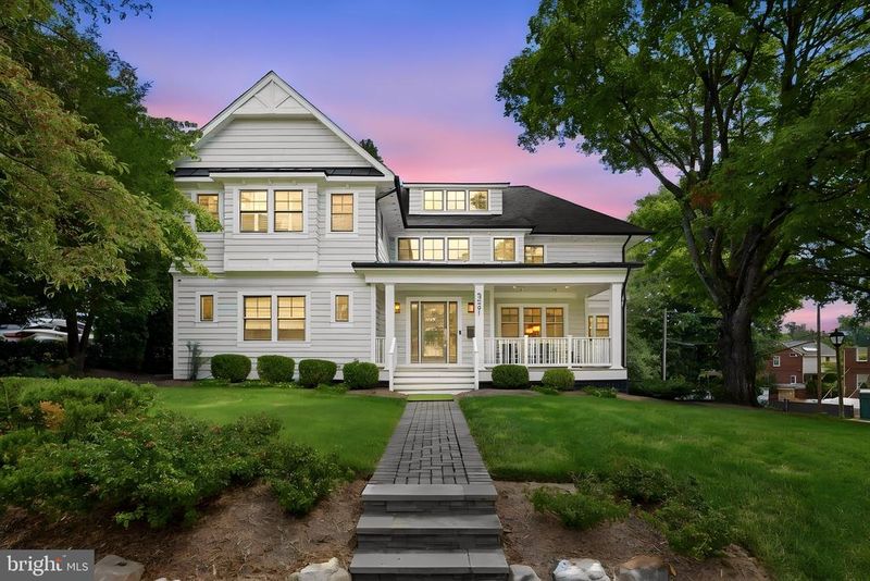 3501 N Dinwiddie St, Arlington, VA 22207