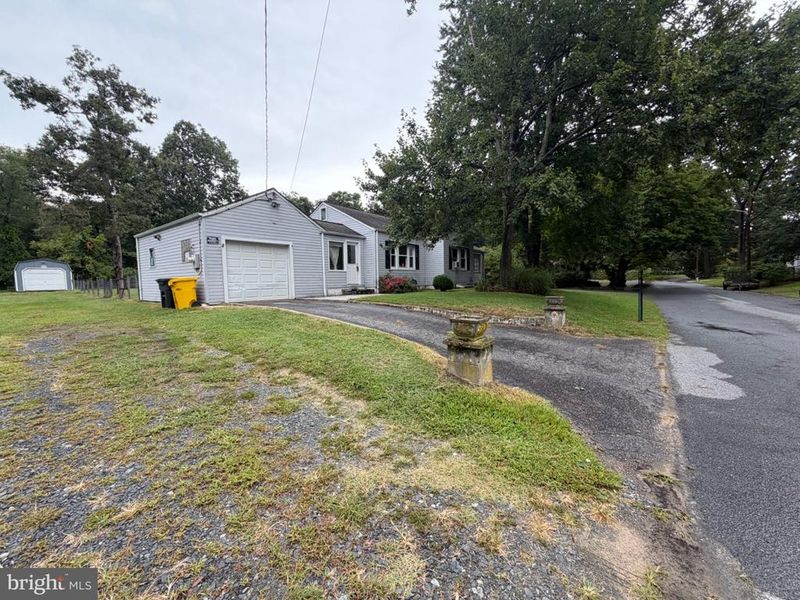 8390 Oak Dr, Pasadena, MD 21122