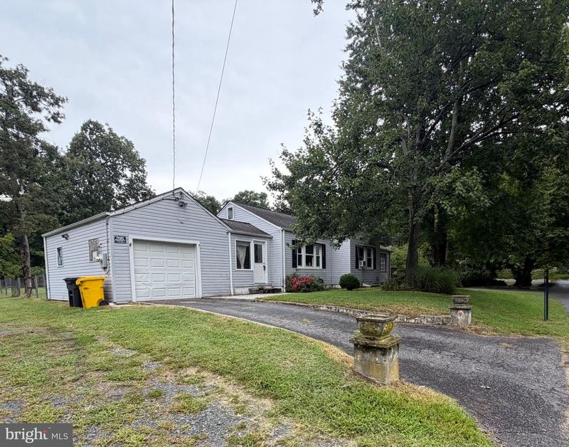 8390 Oak Dr, Pasadena, MD 21122