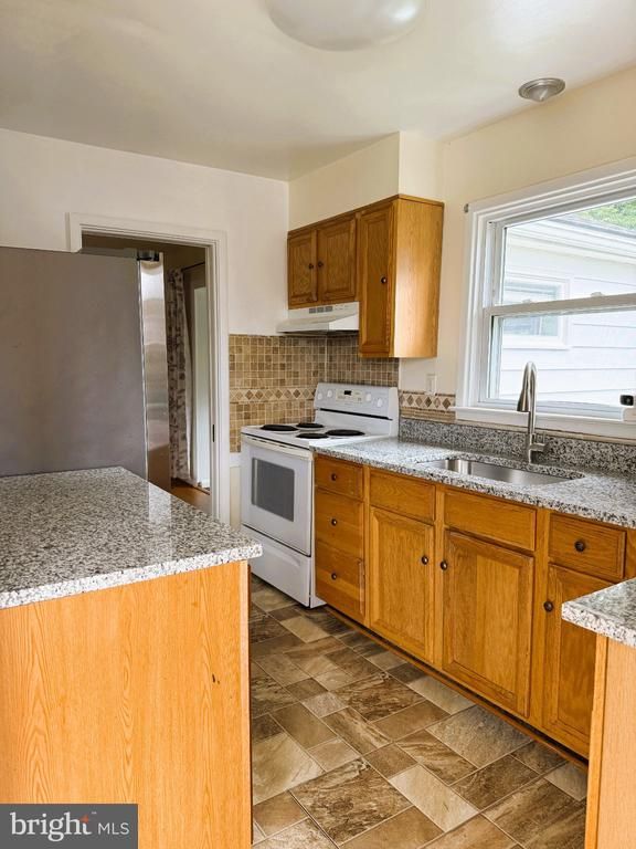 912 Shawnee Dr, Frederick, MD 21701