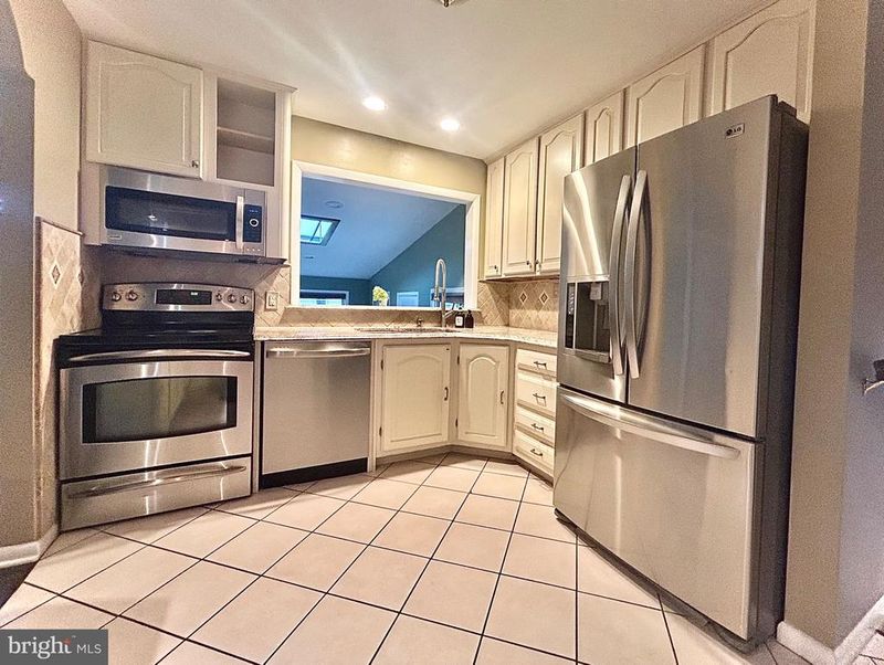 721 Mayo Rd, Glen Burnie, MD 21061