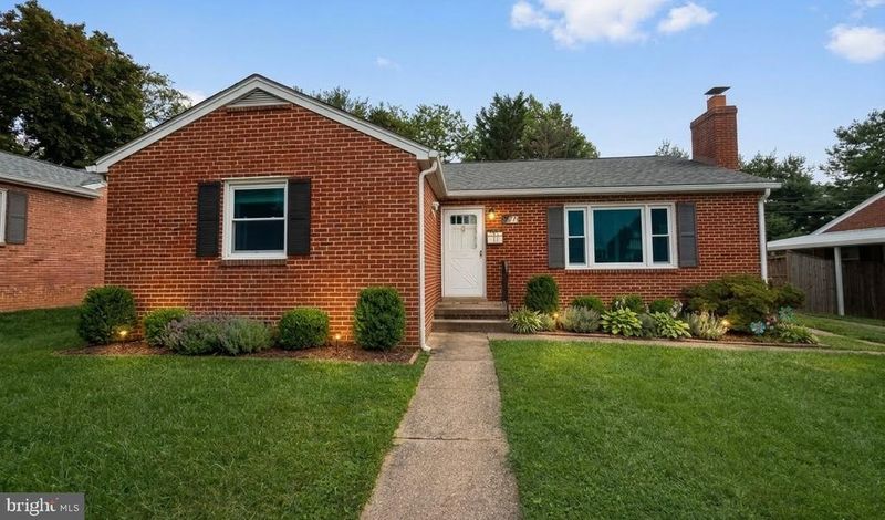 912 Shawnee Dr, Frederick, MD 21701