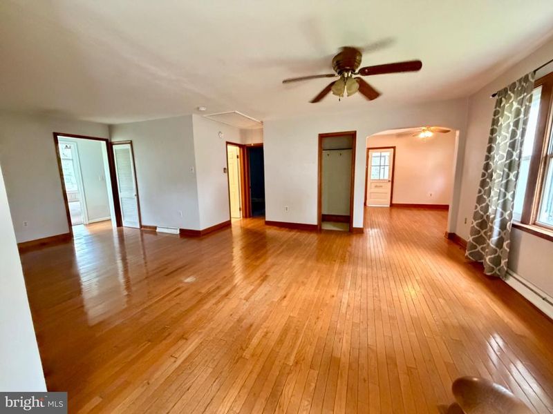 8390 Oak Dr, Pasadena, MD 21122