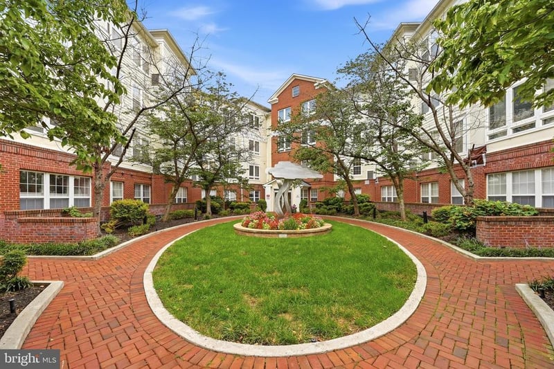 801 S Greenbrier St #202, Arlington, VA 22204
