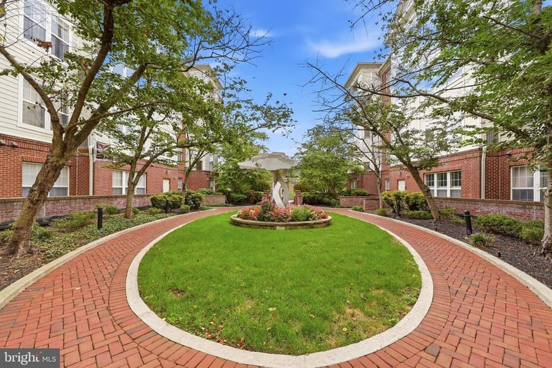 801 S Greenbrier St #202, Arlington, VA 22204