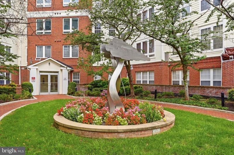 801 S Greenbrier St #202, Arlington, VA 22204