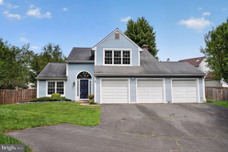 13136 Lazy Glen Ct, Herndon, VA 20171