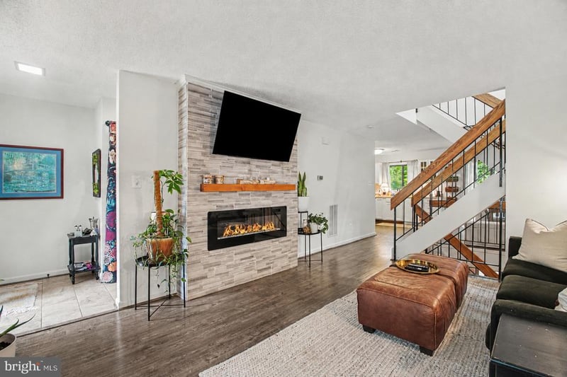 2104 Cartwright Pl, Reston, VA 20191