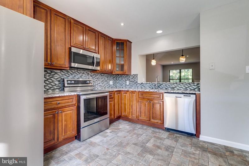13656 Wildflower Ln, Clifton, VA 20124