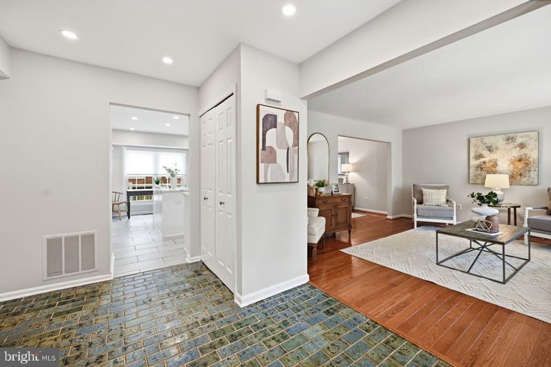 10027 Glenoak Ct, Vienna, VA 22181