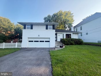 5808 Greentree Rd, Bethesda, MD 20817