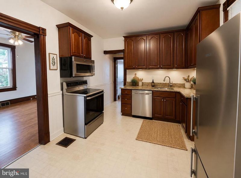 8 N Virginia Ave, Brunswick, MD 21716