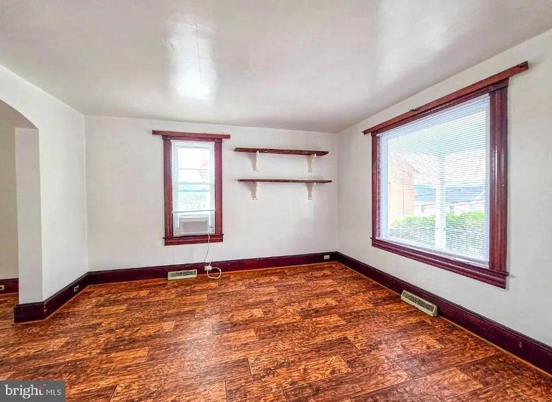 8 N Virginia Ave, Brunswick, MD 21716