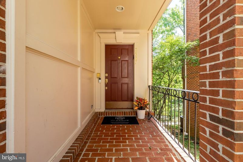 2527 Gadsby Pl, Alexandria, VA 22311