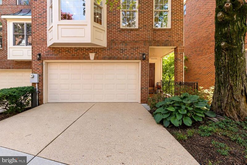 2527 Gadsby Pl, Alexandria, VA 22311