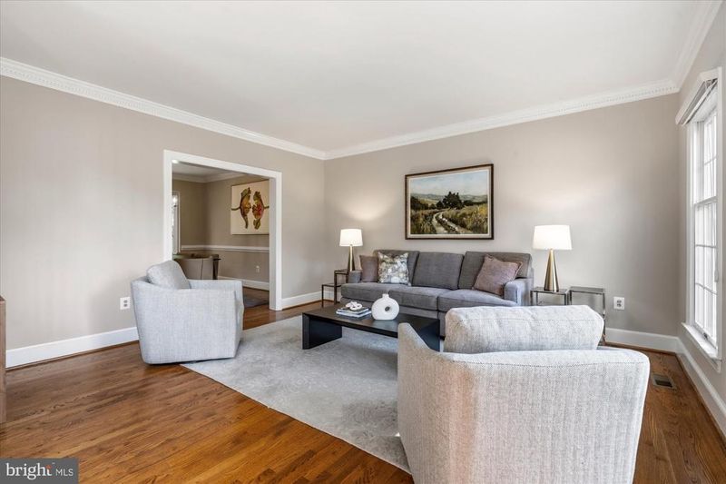 8811 Surrey Ct, Alexandria, VA 22309