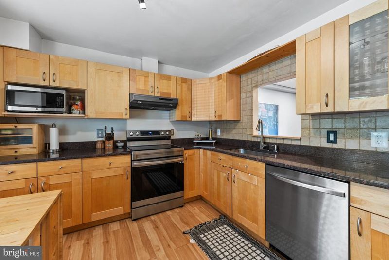 9 Climbing Ivy Ct, Germantown, MD 20874