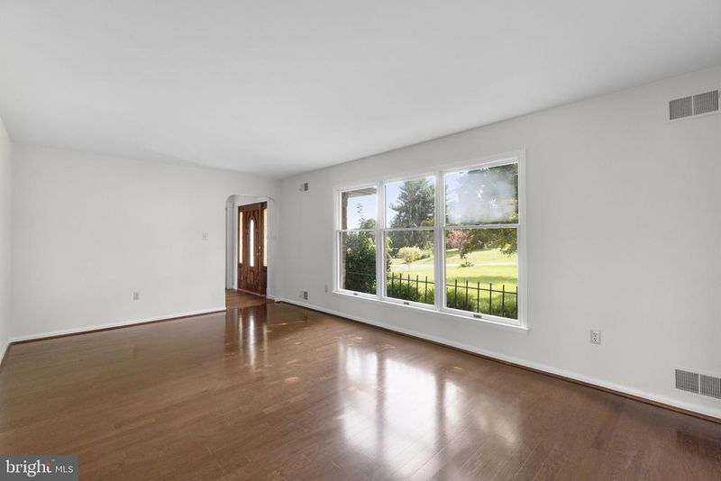6911 Summerswood Dr, Frederick, MD 21702