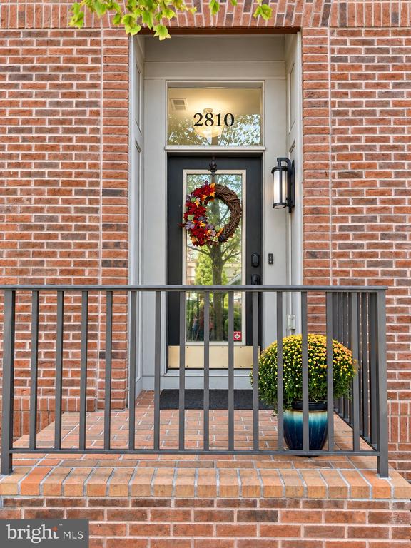 2810 11th St S #T001, Arlington, VA 22204