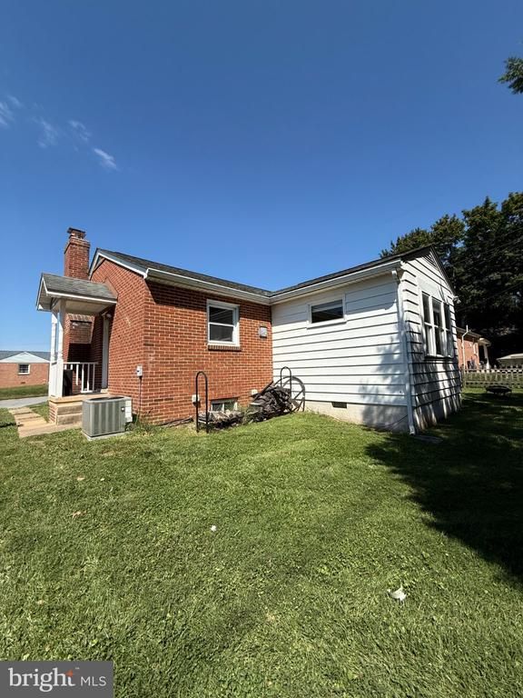 912 Shawnee Dr, Frederick, MD 21701