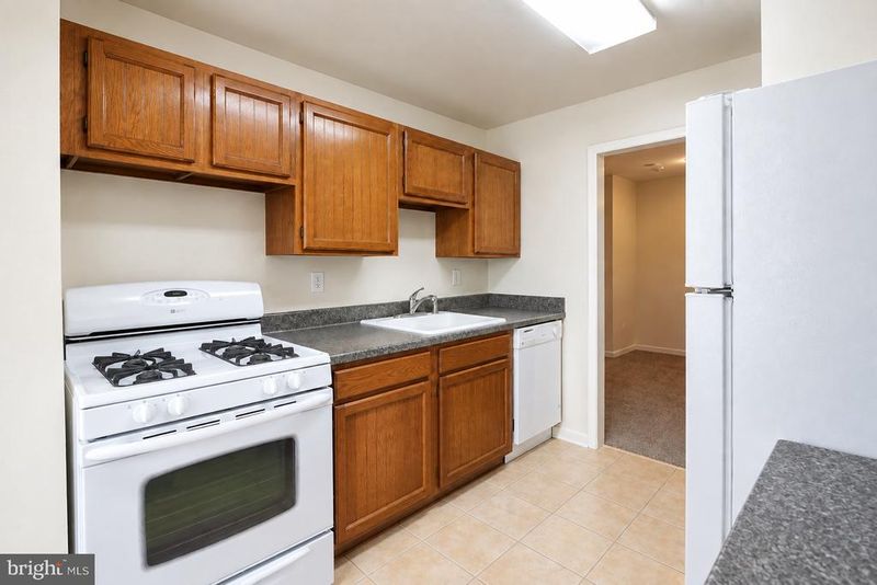5610 Bloomfield Dr #101, Alexandria, VA 22312