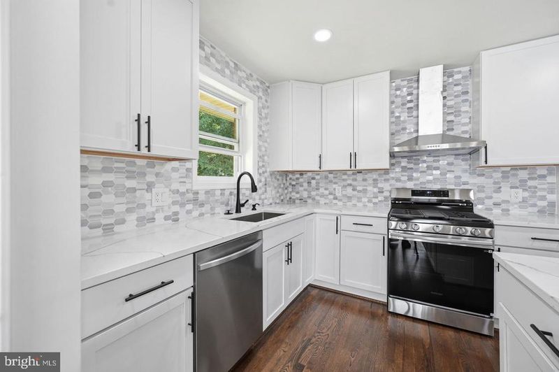 5030 Leland Dr, Oxon Hill, MD 20745