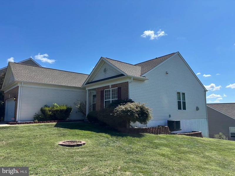 15 Castlewood Dr, Fredericksburg, VA 22406