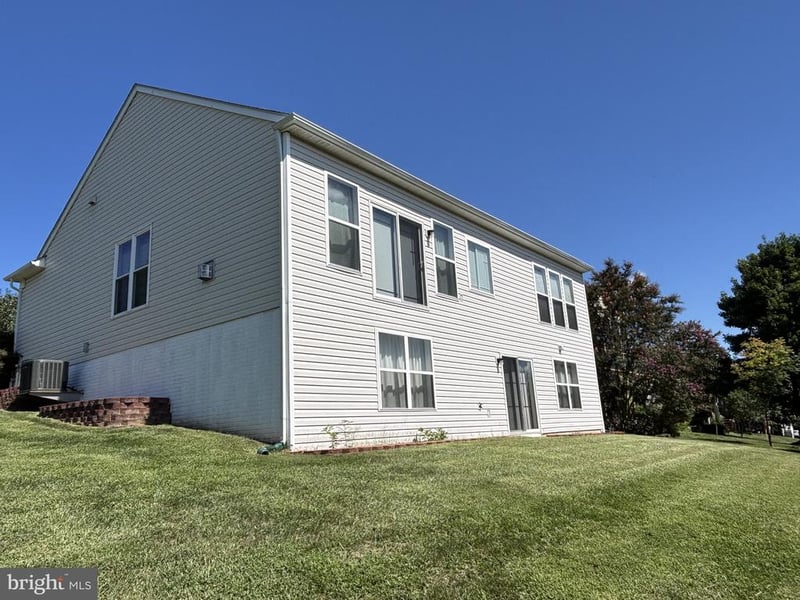 15 Castlewood Dr, Fredericksburg, VA 22406