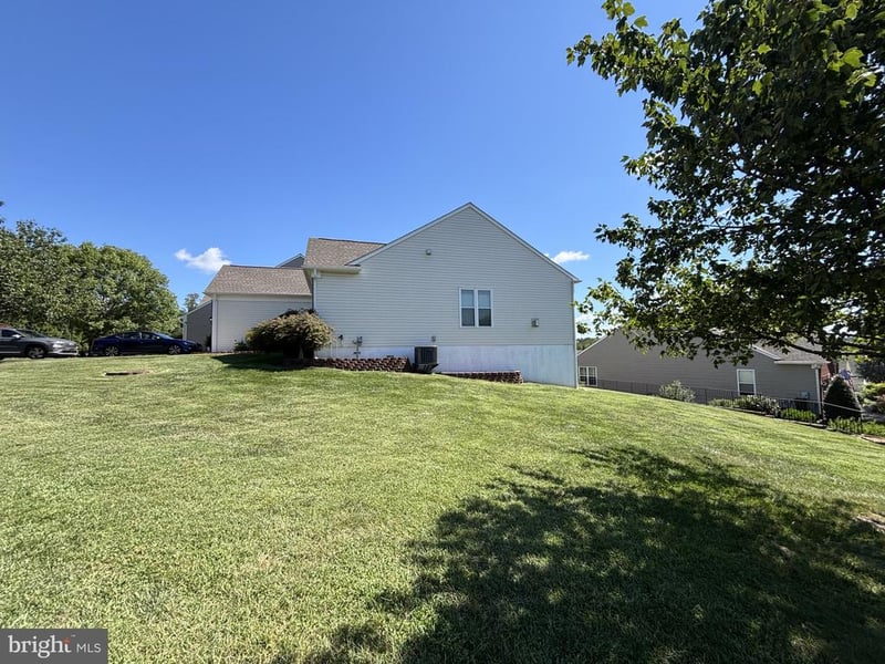 15 Castlewood Dr, Fredericksburg, VA 22406