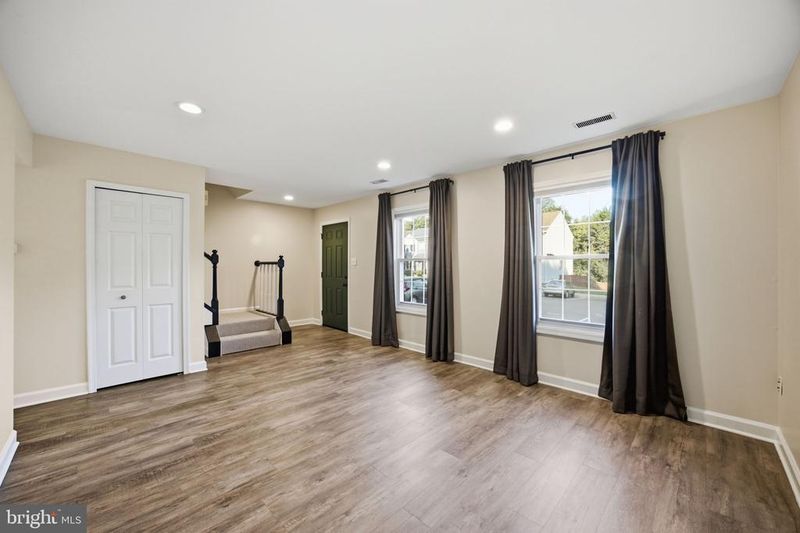 8650 Point Of Woods Dr, Manassas, VA 20110