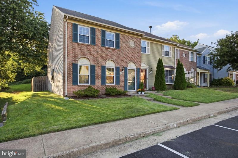 8650 Point Of Woods Dr, Manassas, VA 20110