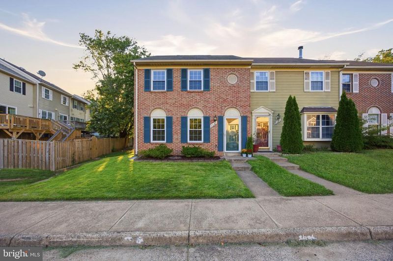 8650 Point Of Woods Dr, Manassas, VA 20110