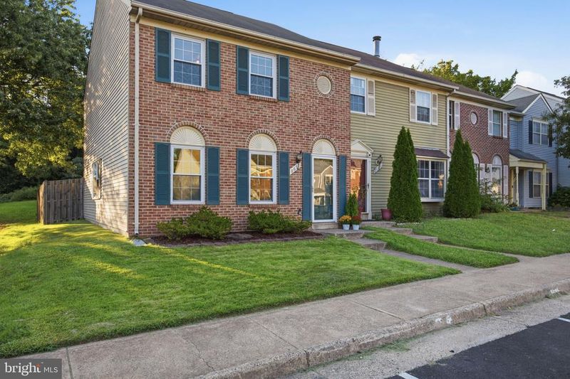 8650 Point Of Woods Dr, Manassas, VA 20110