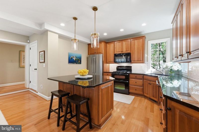 2727 N Edison St, Arlington, VA 22207