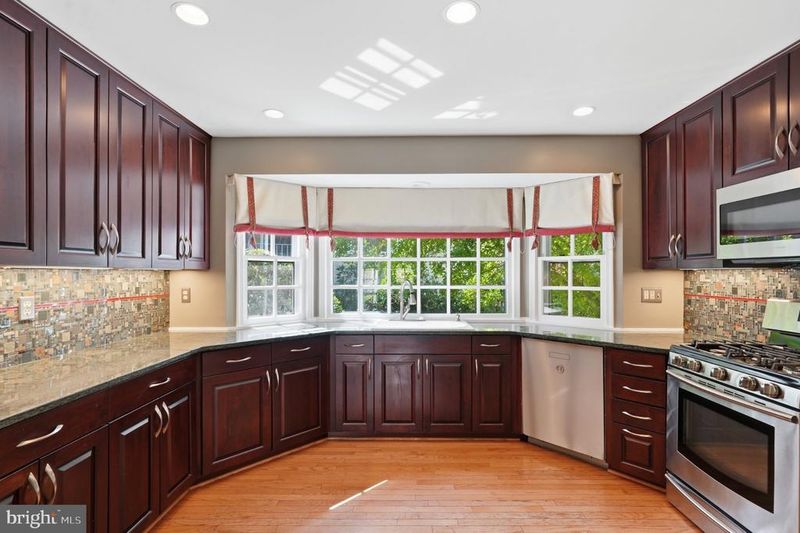 1252 Lamplighter Way, Reston, VA 20194